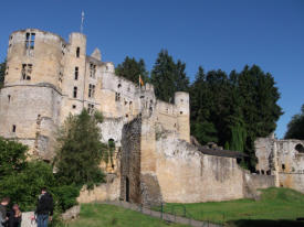 Luxemburg heeft diverse kastelen en ru�nes, overblijfselen uit de middeleeuwen, de bekendste gerestaureerde zijn Vianden, Beaufort en Bourscheid -gpswandelpaden.nl-