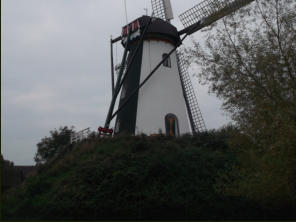 Nergens staan er zoveel windmolens als in Vlaanderen. Vlaanderen is koploper in Europa op molengebied. -gpswandelpaden.nl-